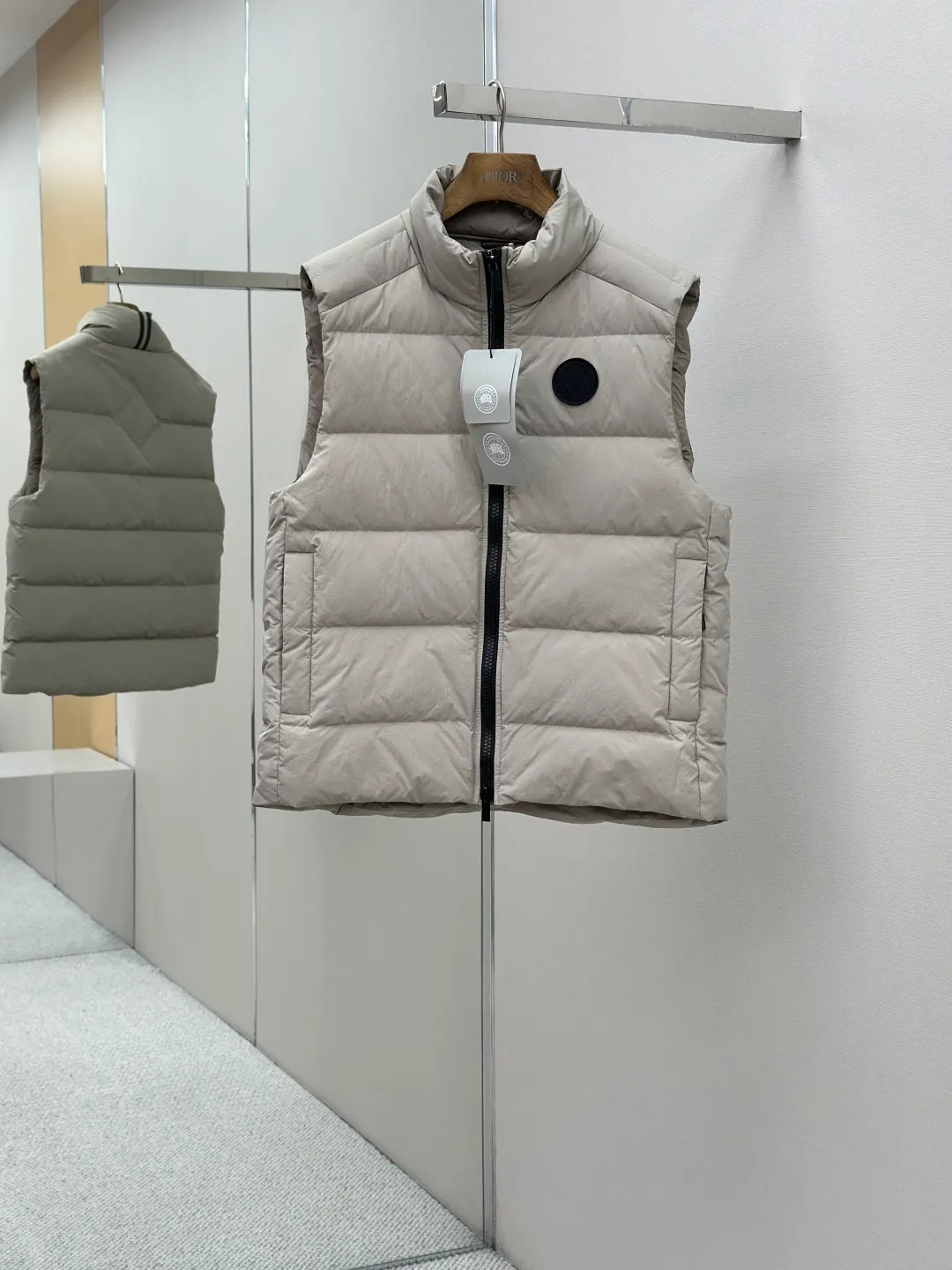 P690 CANADA GOOSE Canada Goose Badge Down Vest Fabric selection: The use of high-quality protective nylon fabric not only enhances the wear resistance of the surface, but also takes into account wind resistance, ensuring excellent performance in various harsh weather conditions.  90 national standard high-quality white duck down: selected high-loft down, weighing 160g, light and warm, with excellent temperature locking performance and good resilience.  Three-dimensional quilting process: Precision thread reinforcement to prevent velvet drilling and ensure that the fluffy and resilient elasticity lasts as new.  Details: The ribbon is woven with polyester as the base, and the brand letters are decorated on the ribbon through high-precision computer embroidery. The edges of the pattern are clear, the stitches are fine and even, and multiple layers of embroidery thread are stacked to enhance the three-dimensional effect. Accessories: One-to-one customized logo, one-to-one customized zipper puller, one-to-one customized three-label SIZE: S M L XL